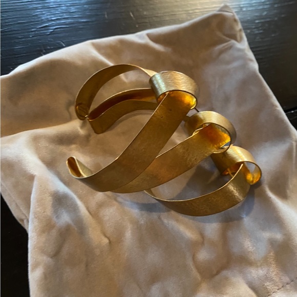 Gorgeous hammered gold cuff - Picture 3 of 11